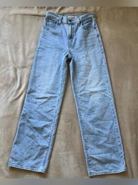 Light high Waisted Straight Leg Levi’s